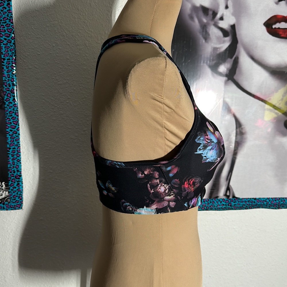 Avía sports bra and capri set - Picture 2 of 6
